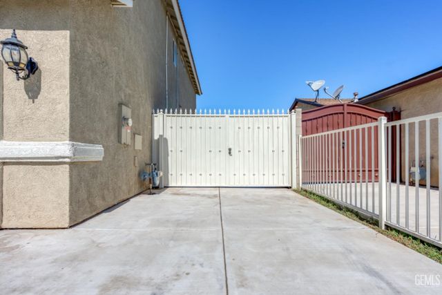 1085 Mast Avenue, Mc Farland, CA 93250