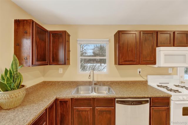 1059 Dunleavy Drive, Highland Charter Township, MI 48356