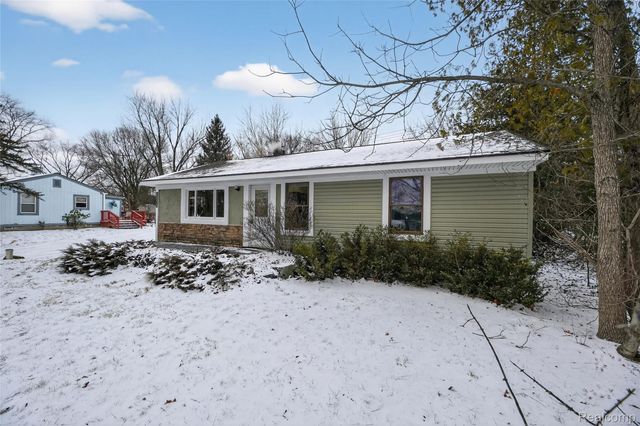 1059 Dunleavy Drive, Highland Charter Township, MI 48356