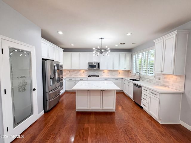 2113 W EAGLE FEATHER Road, Phoenix, AZ 85085