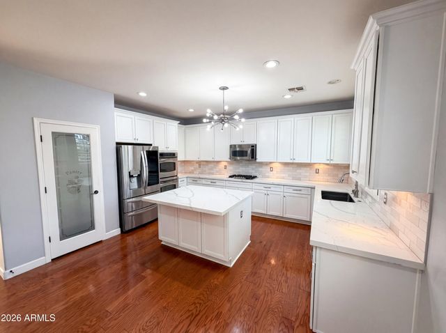 2113 W EAGLE FEATHER Road, Phoenix, AZ 85085