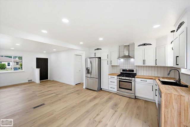16209 Secretariat Street, Roseville, MI 48066