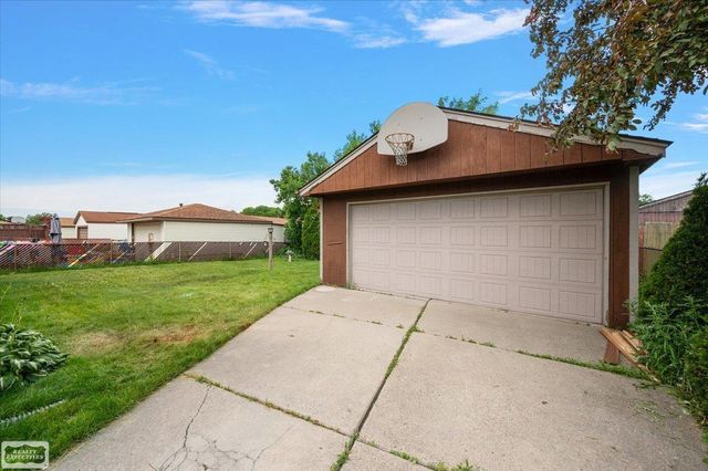 16209 Secretariat Street, Roseville, MI 48066
