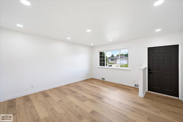 16209 Secretariat Street, Roseville, MI 48066