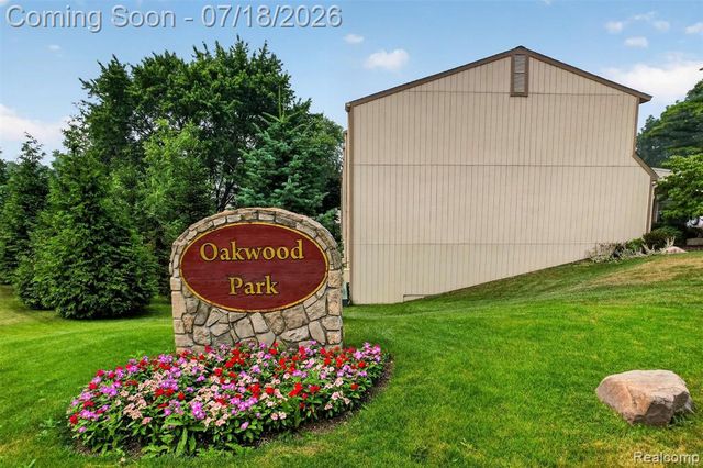 1509 Charter Oak Drive, Rochester Hills, MI 48309