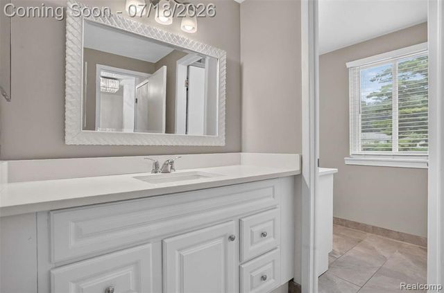 1509 Charter Oak Drive, Rochester Hills, MI 48309