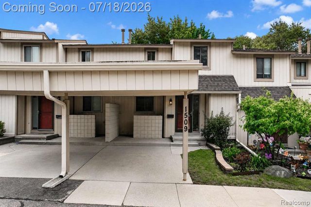 1509 Charter Oak Drive, Rochester Hills, MI 48309