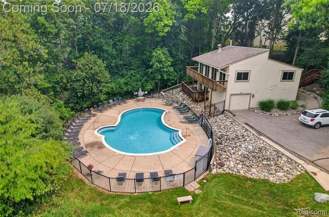 1509 Charter Oak Drive, Rochester Hills, MI 48309