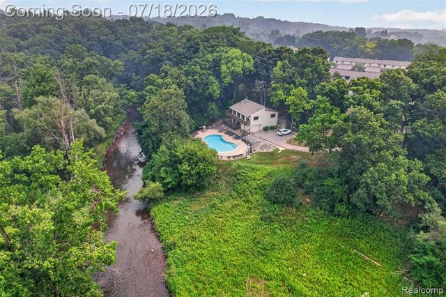 1509 Charter Oak Drive, Rochester Hills, MI 48309