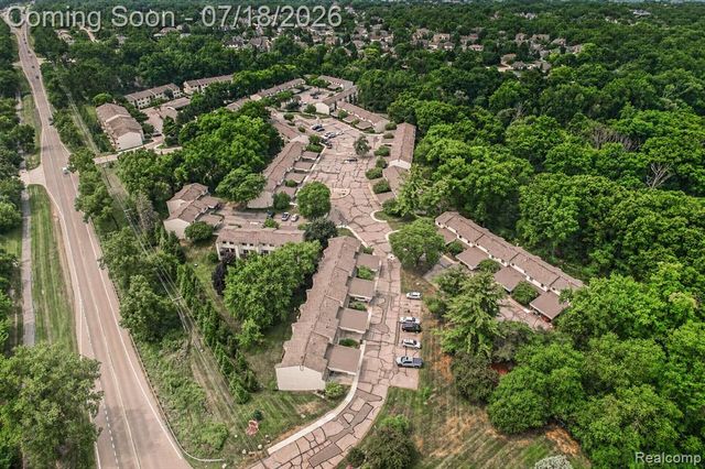 1509 Charter Oak Drive, Rochester Hills, MI 48309