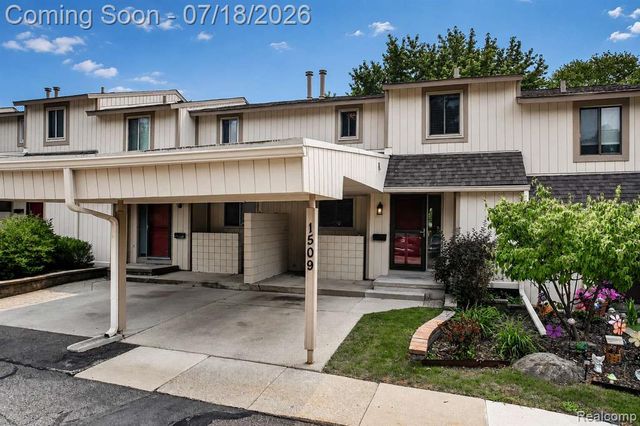 1509 Charter Oak Drive, Rochester Hills, MI 48309
