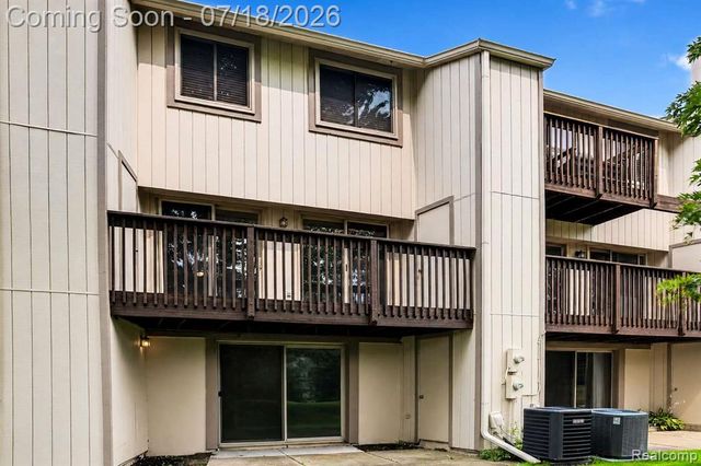 1509 Charter Oak Drive, Rochester Hills, MI 48309
