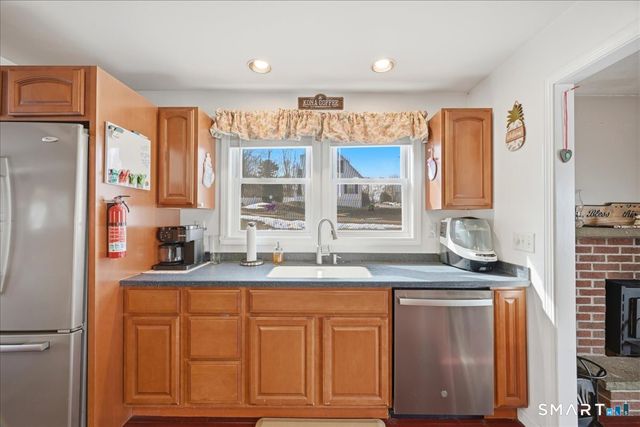 40 Kenyon Road, Waterford, CT 06385