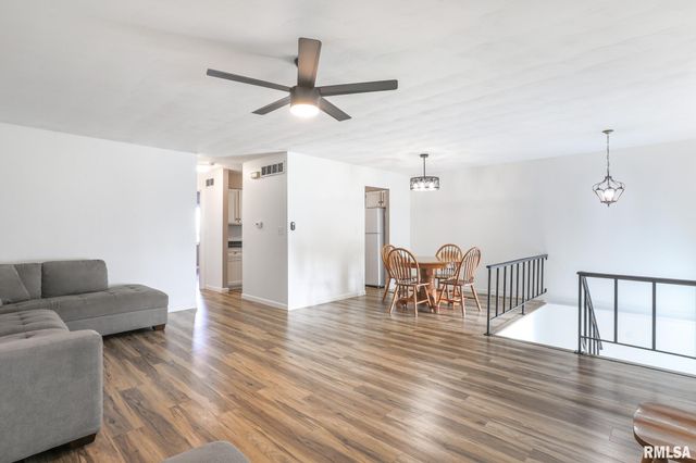 1804 VIENNA Court, Pekin, IL 61554