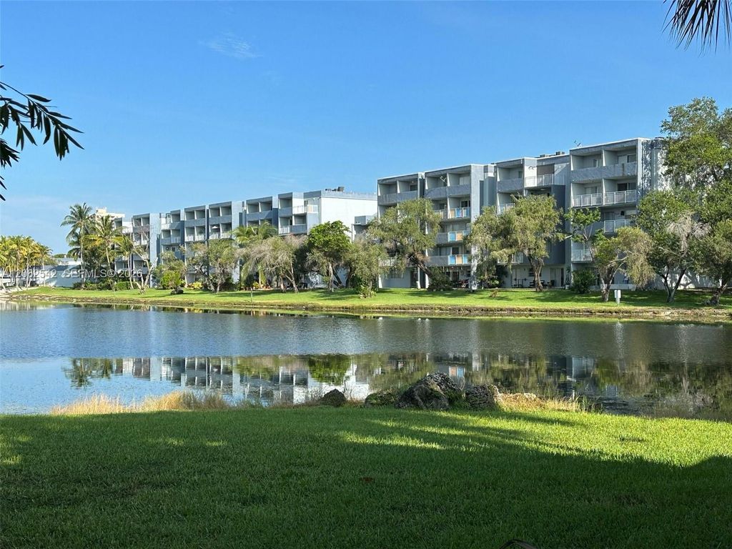 9359 Fontainebleau Boulevard F417, Miami, FL 33172