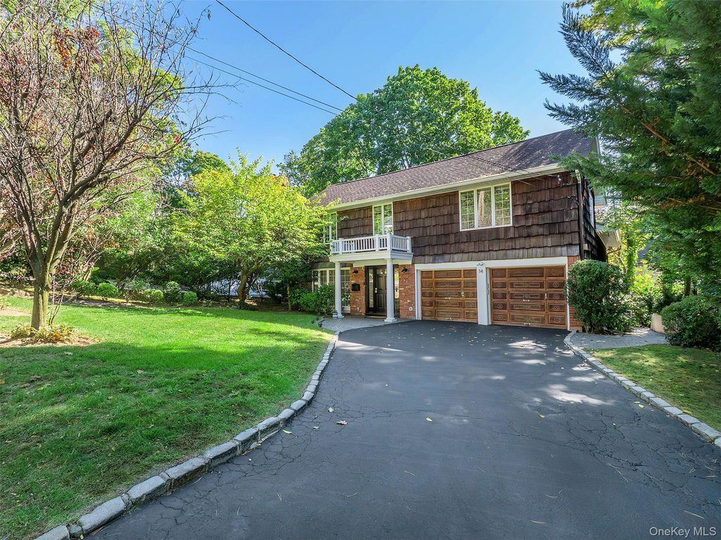 14 Combes Drive, Manhasset, NY 11030