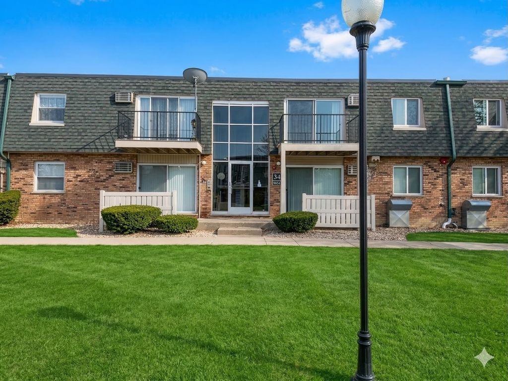 9954 S 84th Terrace 109, Palos Hills, IL 60465