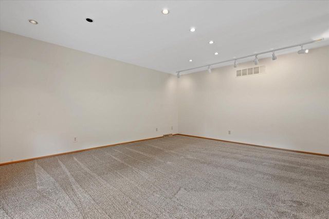3240 S Hickory ROAD, New Berlin, WI 53151