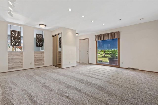3240 S Hickory ROAD, New Berlin, WI 53151