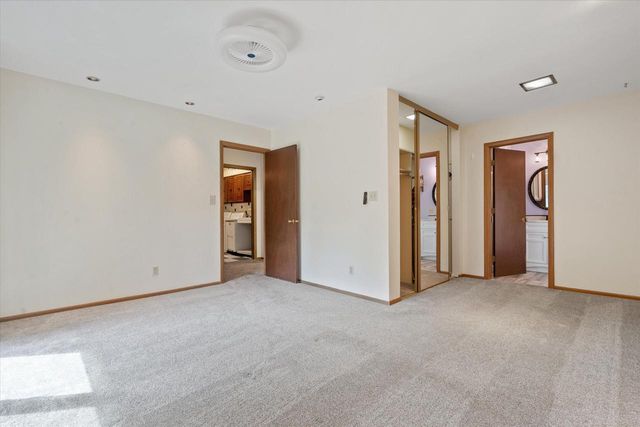 3240 S Hickory ROAD, New Berlin, WI 53151