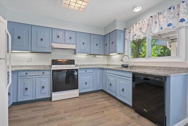 3240 S Hickory ROAD, New Berlin, WI 53151