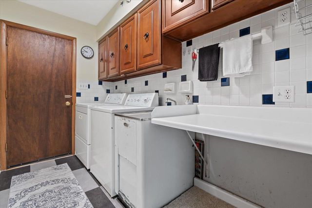 3240 S Hickory ROAD, New Berlin, WI 53151