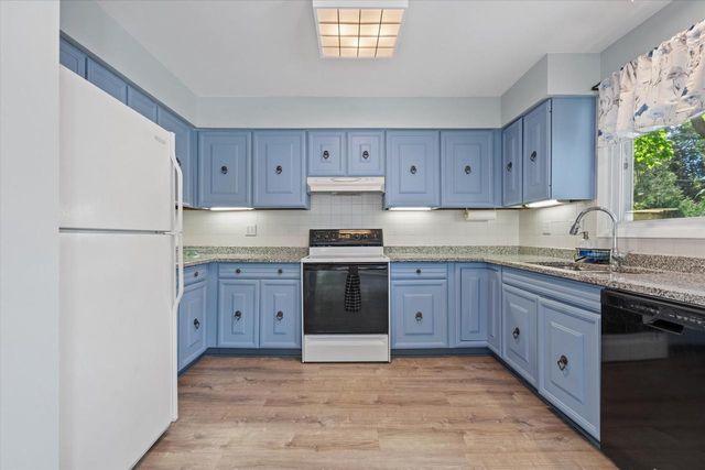 3240 S Hickory ROAD, New Berlin, WI 53151