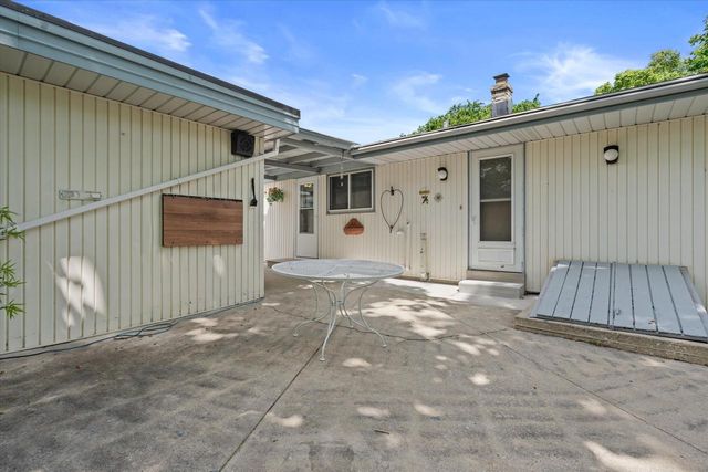 3240 S Hickory ROAD, New Berlin, WI 53151