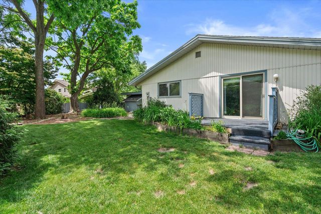 3240 S Hickory ROAD, New Berlin, WI 53151
