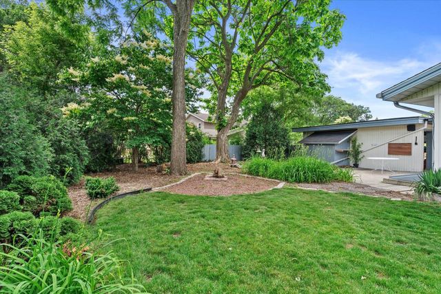 3240 S Hickory ROAD, New Berlin, WI 53151
