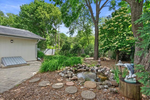 3240 S Hickory ROAD, New Berlin, WI 53151