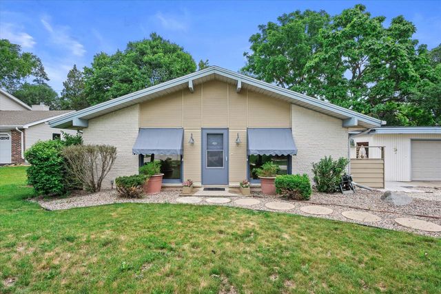 3240 S Hickory ROAD, New Berlin, WI 53151