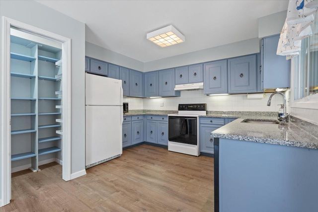 3240 S Hickory ROAD, New Berlin, WI 53151