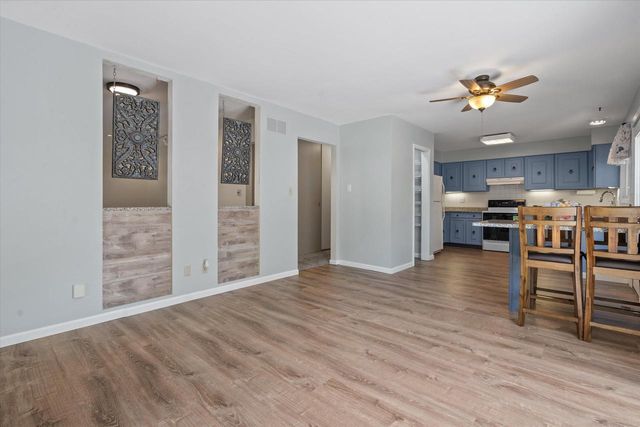 3240 S Hickory ROAD, New Berlin, WI 53151