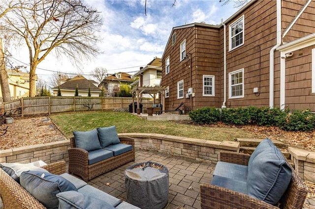 100 Morningside Drive, Kansas City, MO 64113