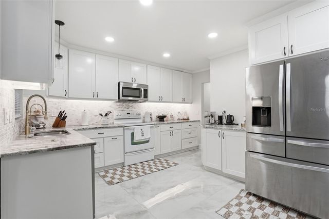 15040 LAKE MAGDALENE BOULEVARD, Tampa, FL 33618