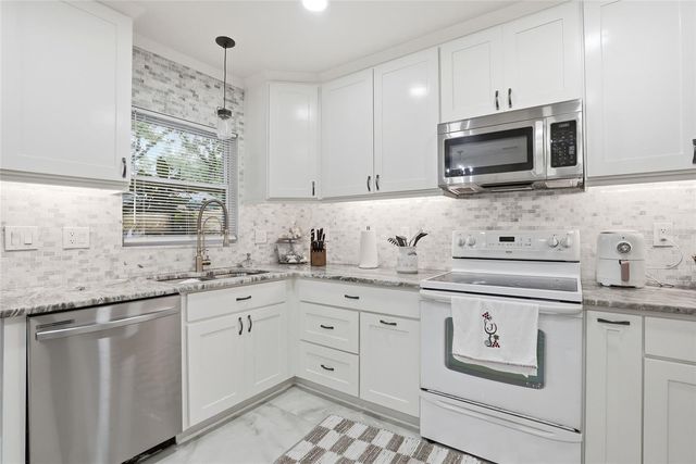 15040 LAKE MAGDALENE BOULEVARD, Tampa, FL 33618