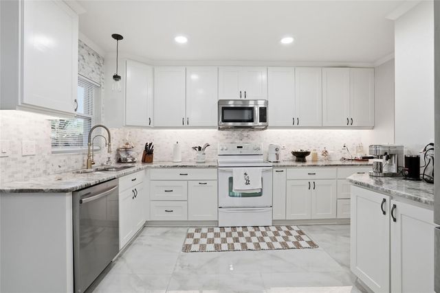 15040 LAKE MAGDALENE BOULEVARD, Tampa, FL 33618