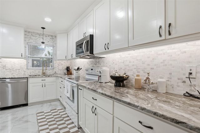 15040 LAKE MAGDALENE BOULEVARD, Tampa, FL 33618