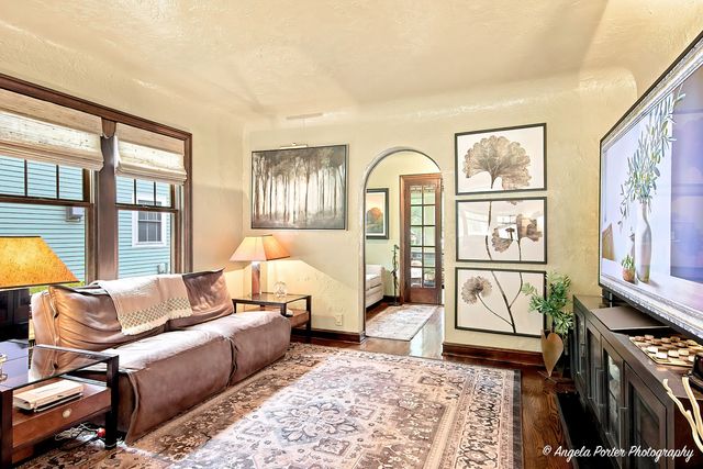 86 Dole Avenue, Crystal Lake, IL 60014