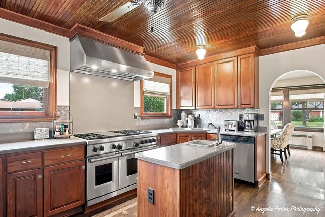 86 Dole Avenue, Crystal Lake, IL 60014