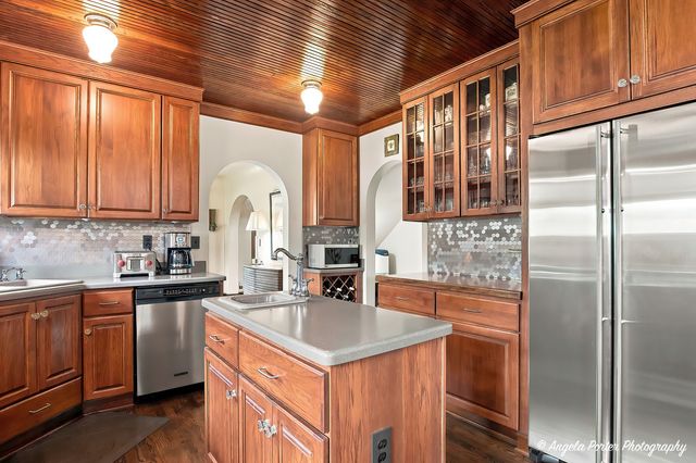 86 Dole Avenue, Crystal Lake, IL 60014