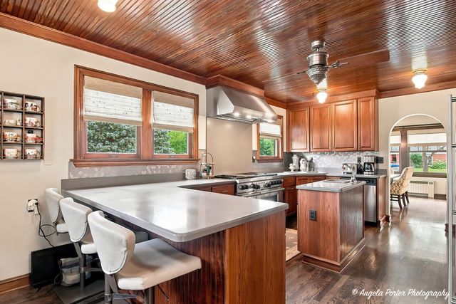 86 Dole Avenue, Crystal Lake, IL 60014