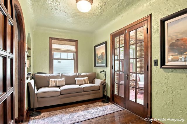 86 Dole Avenue, Crystal Lake, IL 60014