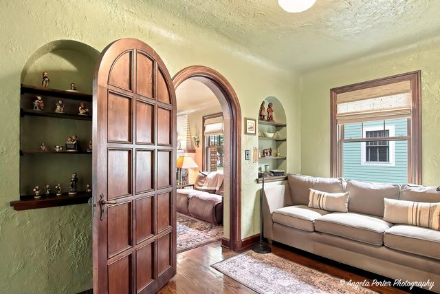 86 Dole Avenue, Crystal Lake, IL 60014