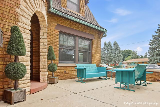 86 Dole Avenue, Crystal Lake, IL 60014