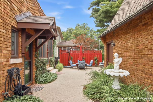86 Dole Avenue, Crystal Lake, IL 60014