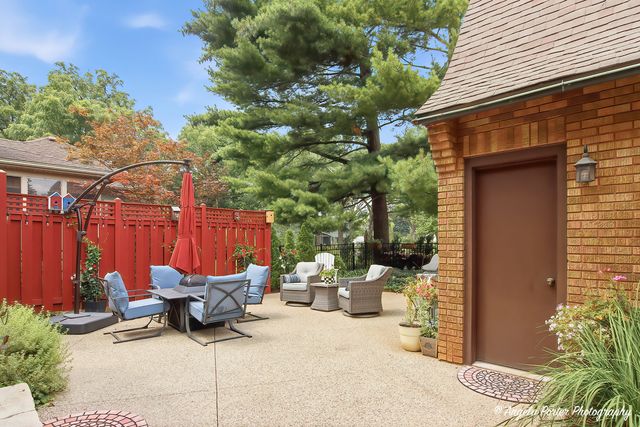 86 Dole Avenue, Crystal Lake, IL 60014