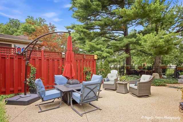 86 Dole Avenue, Crystal Lake, IL 60014