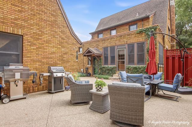 86 Dole Avenue, Crystal Lake, IL 60014